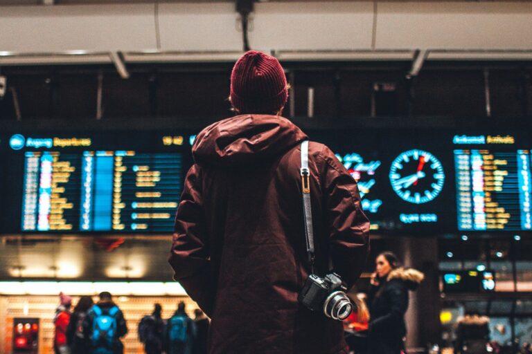 Viajante com câmera no aeroporto