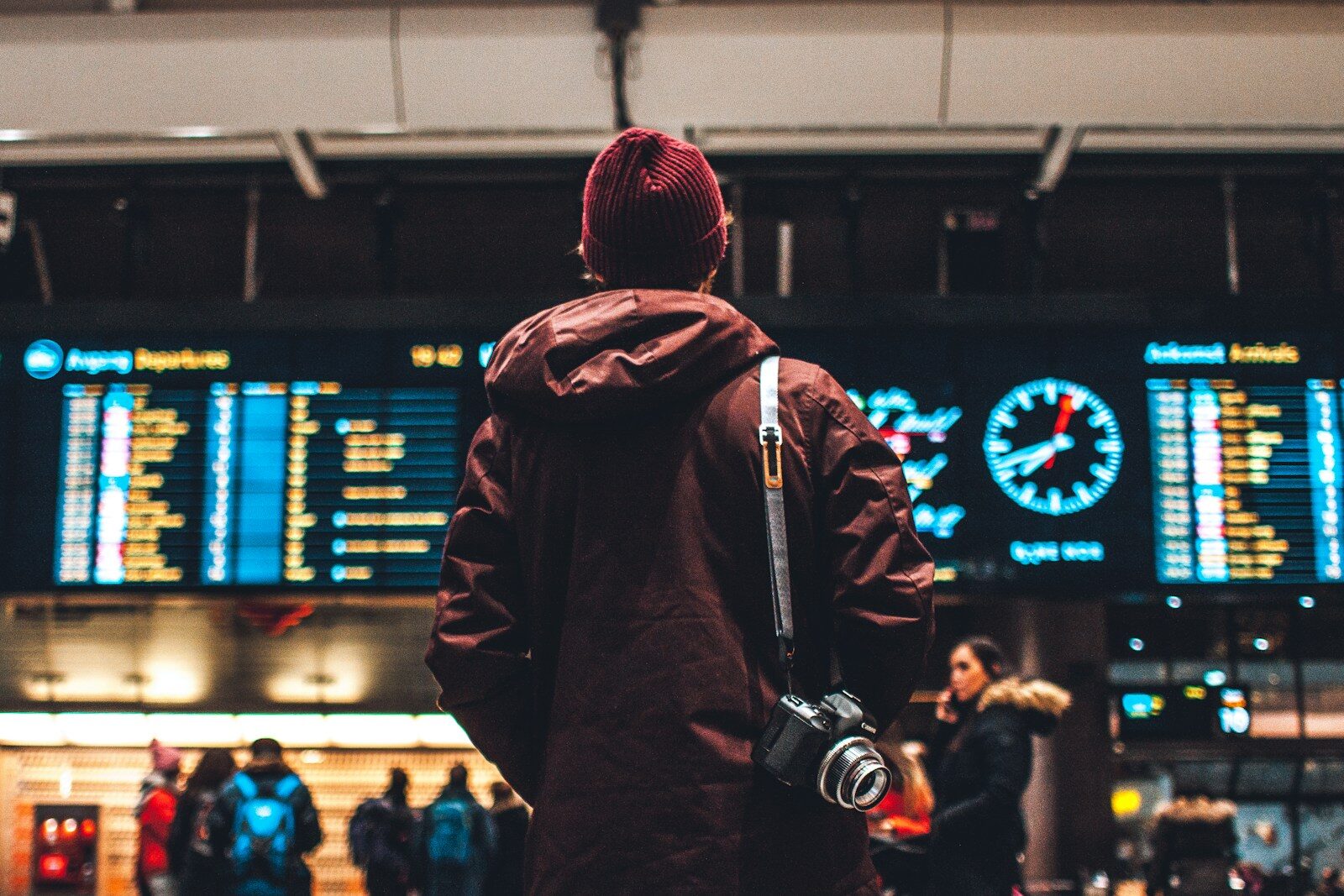 Viajante com câmera no aeroporto