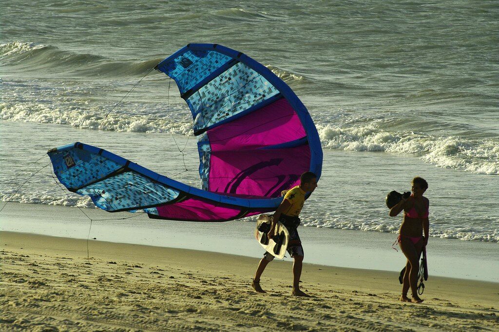 Kitesurfistas na praia