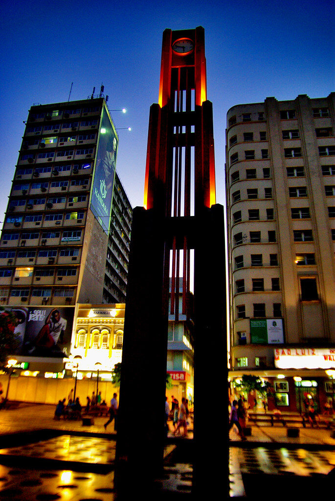 Torre do relógio iluminada à noite