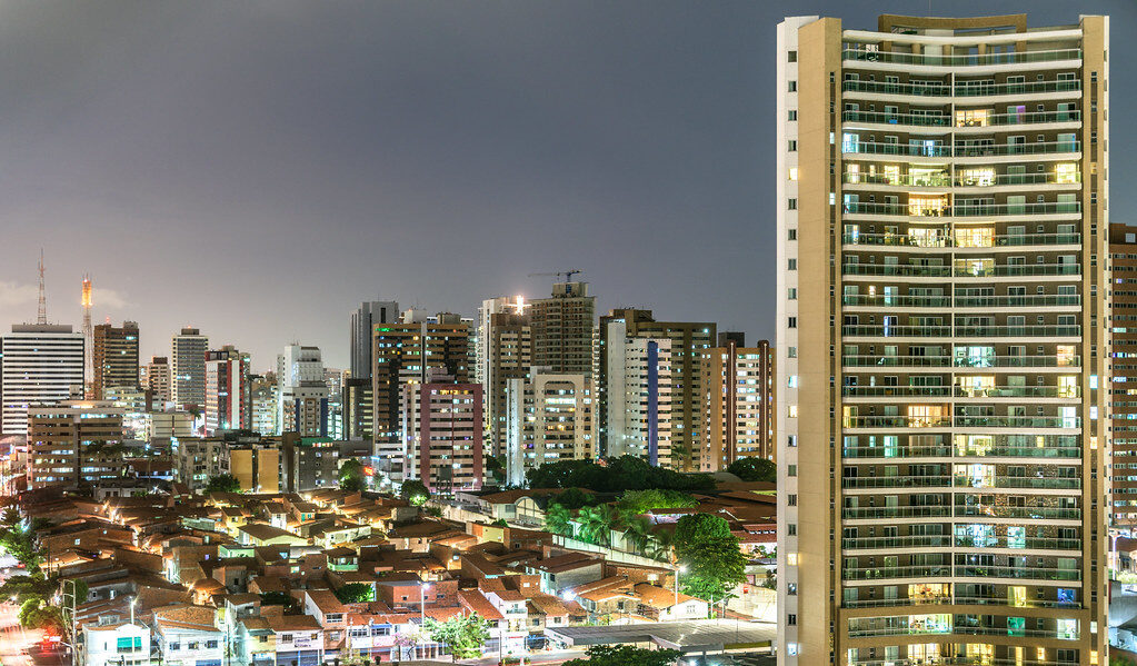 Cidade brasileira à noite iluminada