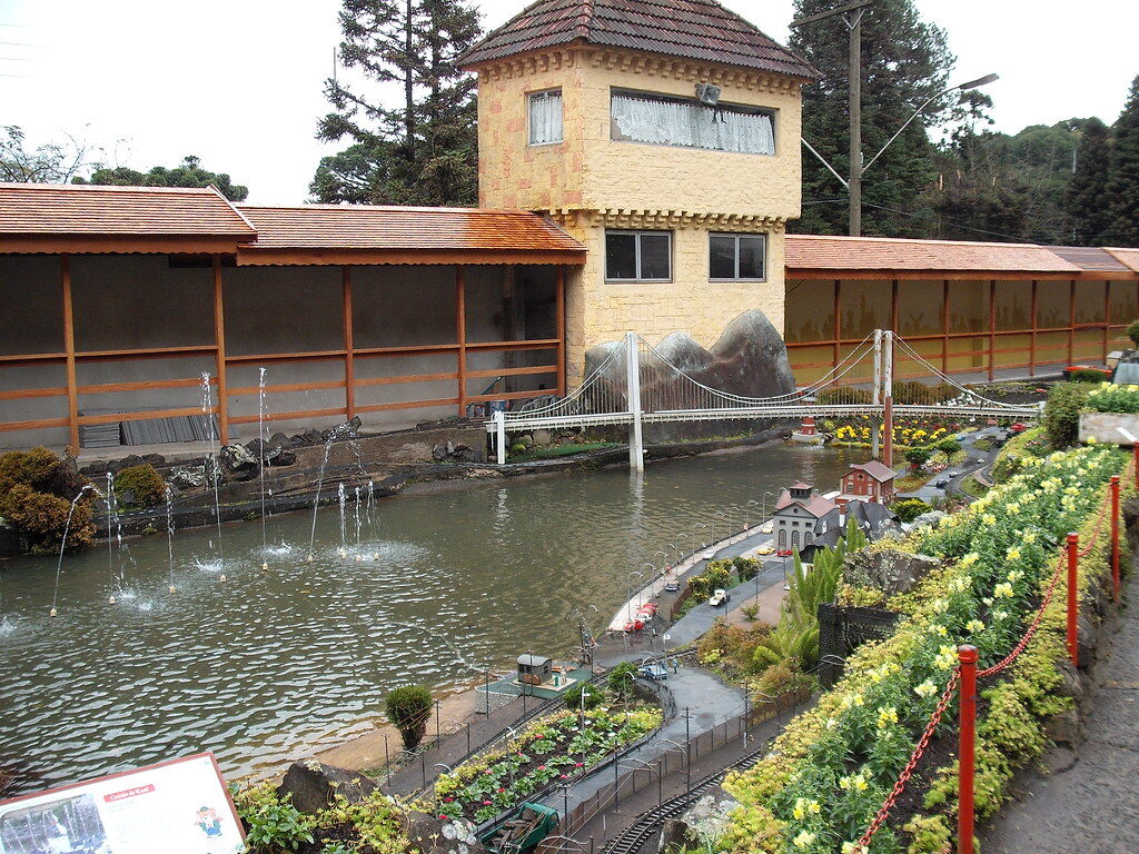 Parque miniatura com fontes