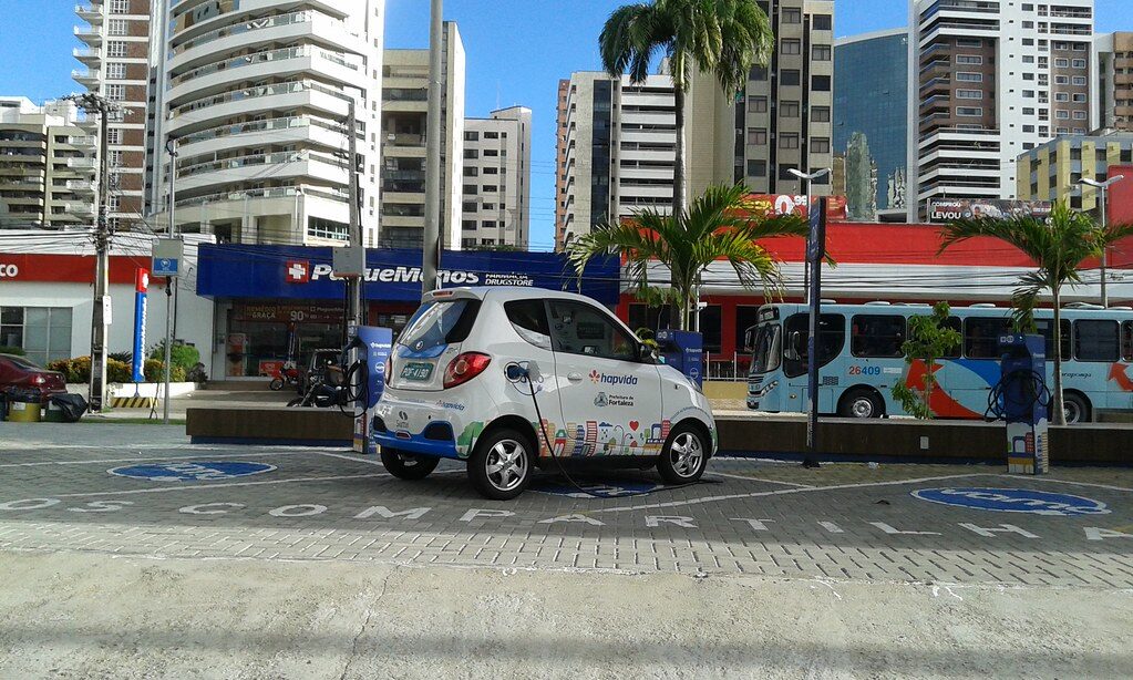 Carro elétrico carregando Fortaleza