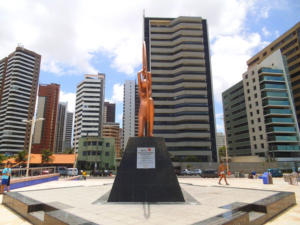 Monumento urbano mulher lança