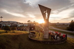 Monumento foice martelo pôr-do-sol