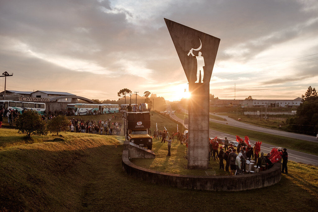 Monumento foice martelo pôr-do-sol