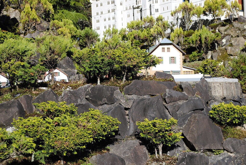 Casas miniatura em paisagem rochosa
