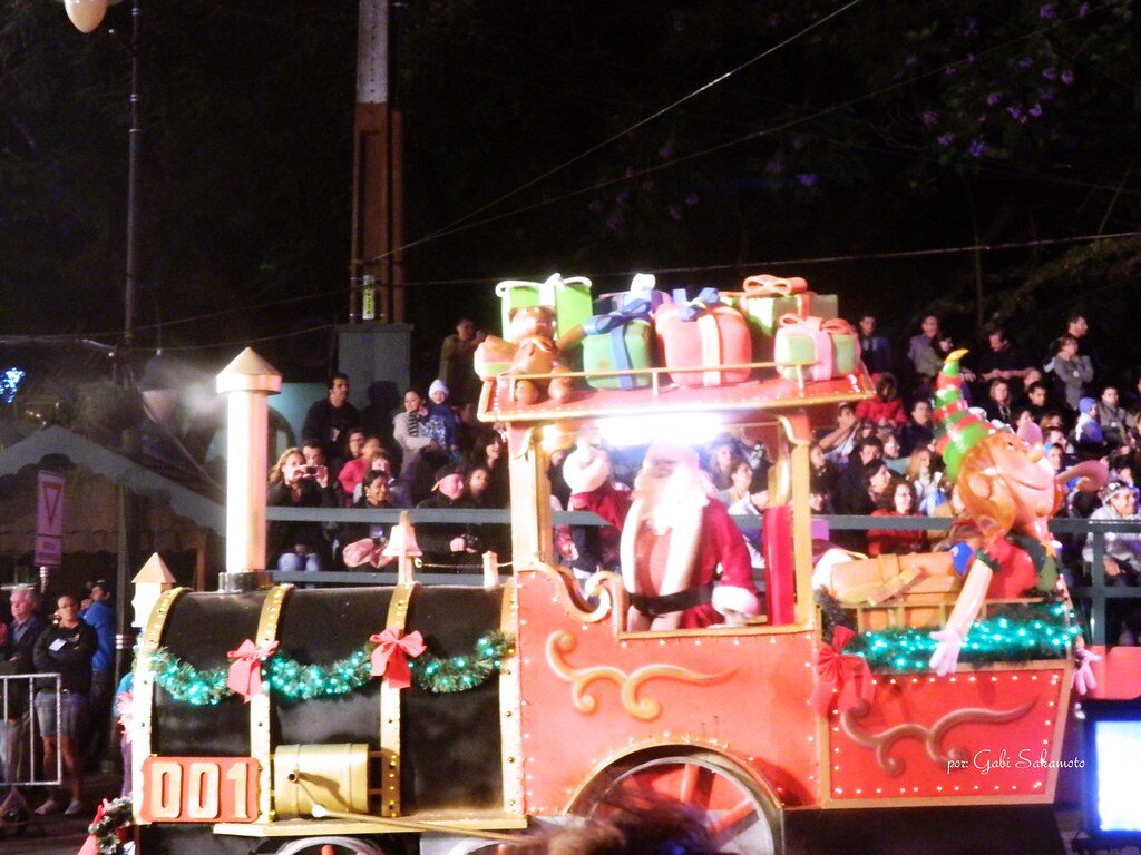 Papai Noel trem desfile noturno
