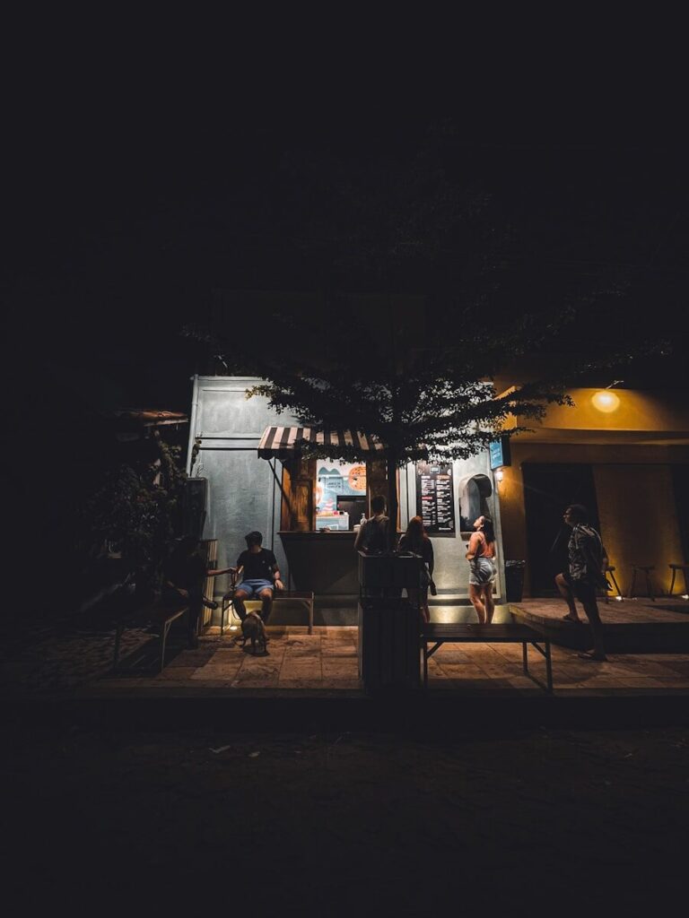 Kiosque noturno, pessoas, cachorro