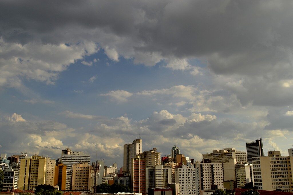 Paisagem urbana, céu dramático