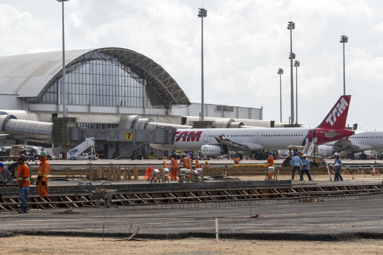 Obras aeroporto, avião TAM