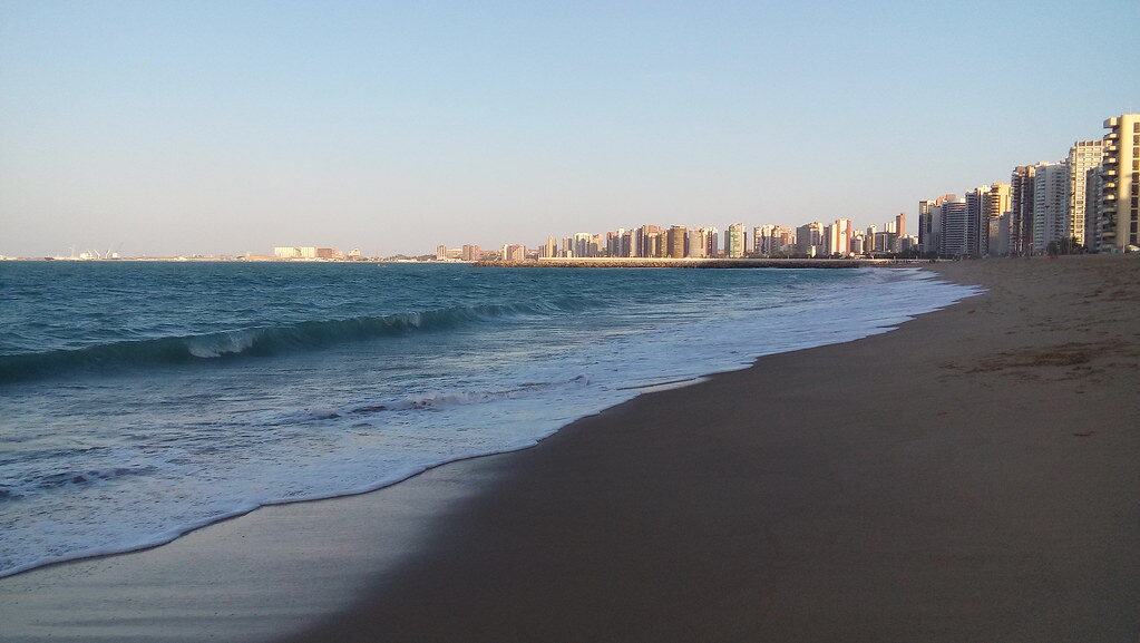 Praia urbana com prédios altos