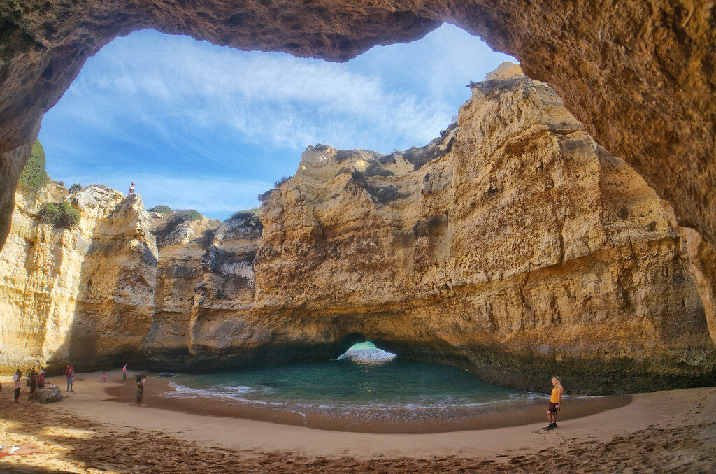 Gruta praia rochosa azul