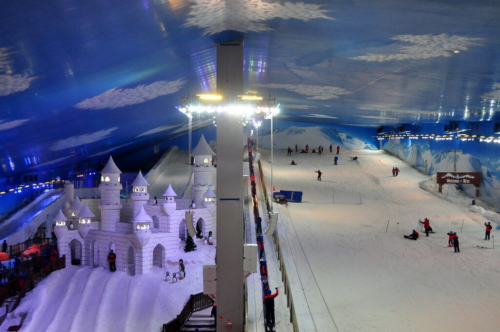 Pista de esqui indoor com castelo