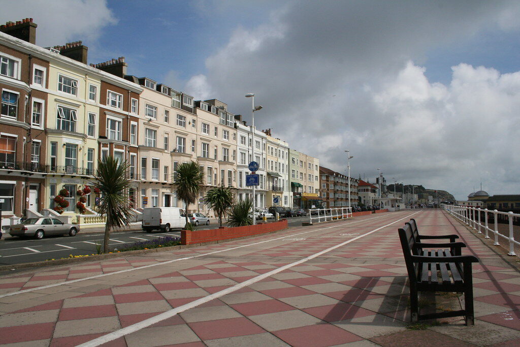 Passeio marítimo edifícios costeiros