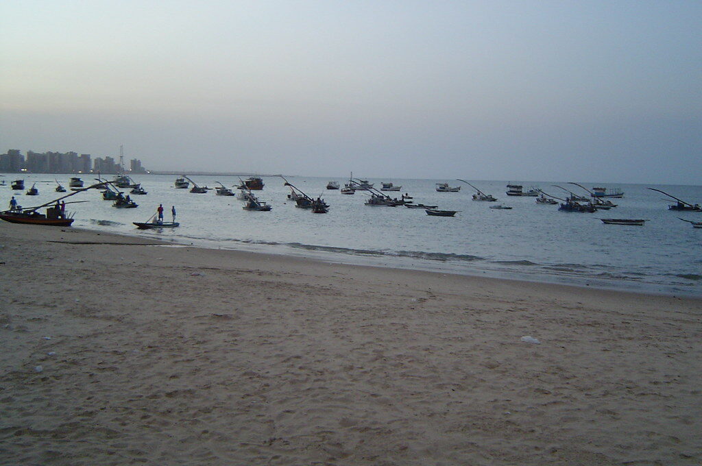 Barcos de pesca na praia