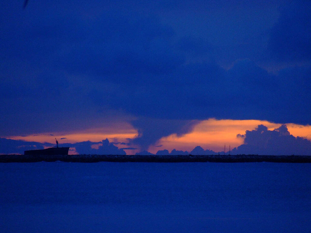 Pôr do sol azul e laranja
