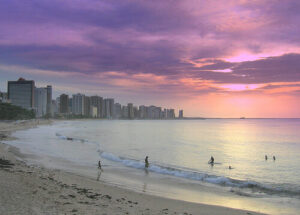 Praia urbana pôr do sol roxo