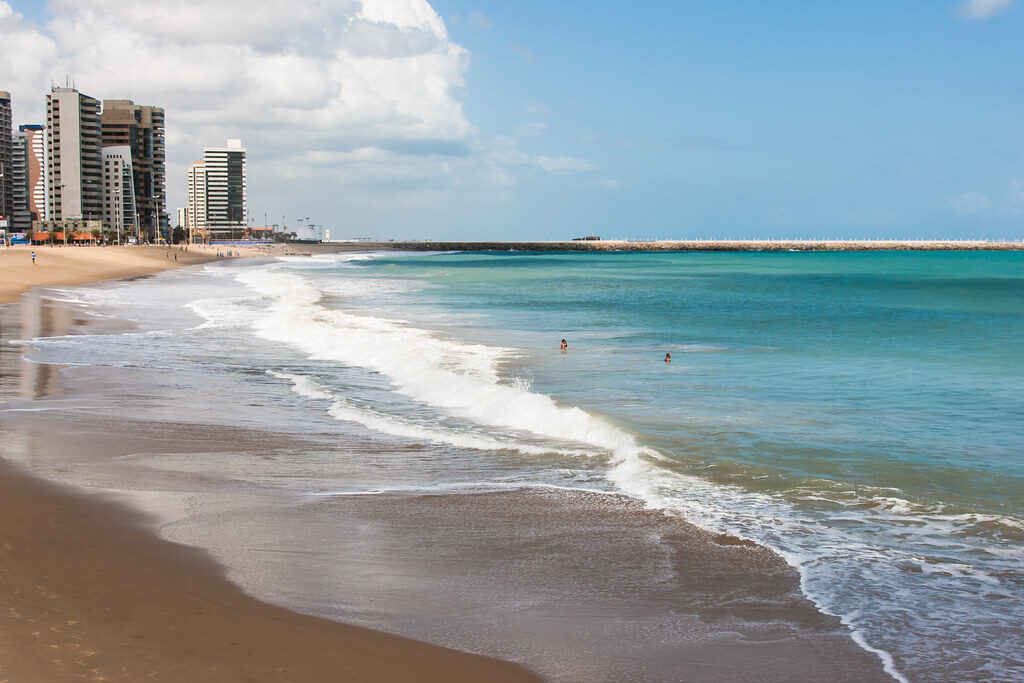 Praia urbana, ondas, prédios