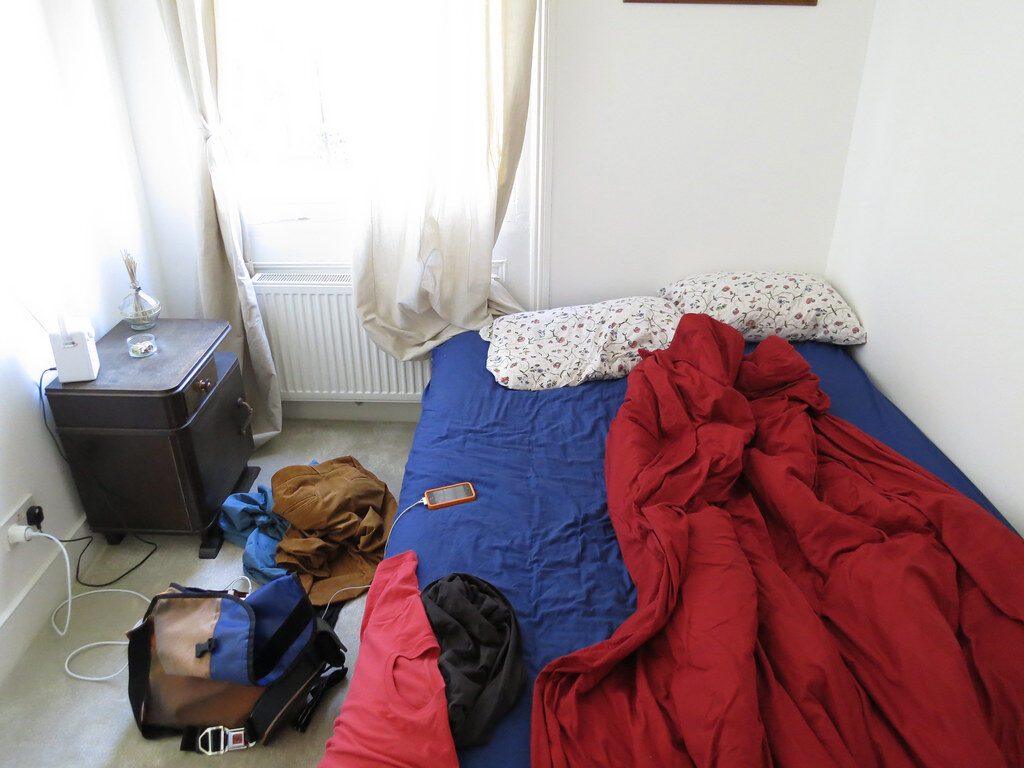 Quarto desarrumado cama vermelha