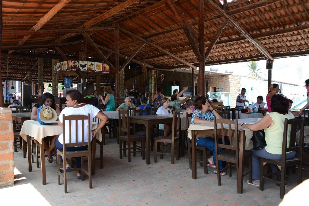 Restaurante rústico pessoas almoçando