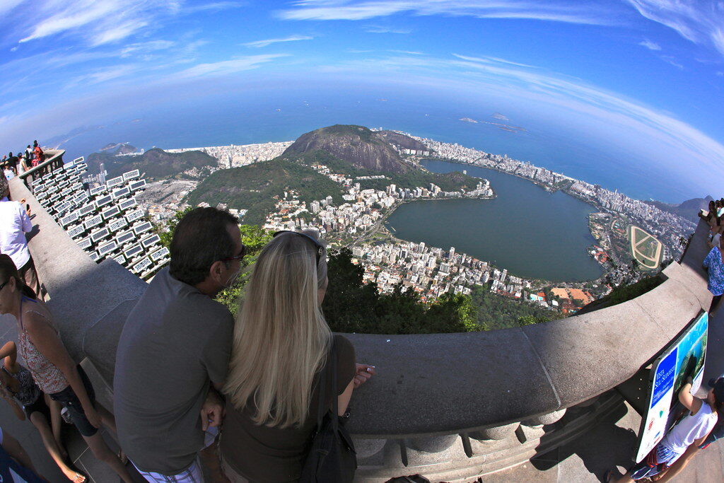 Casal apreciando vista panorâmica Rio
