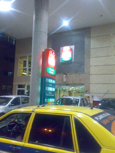 Táxi, posto, noite, cidade
