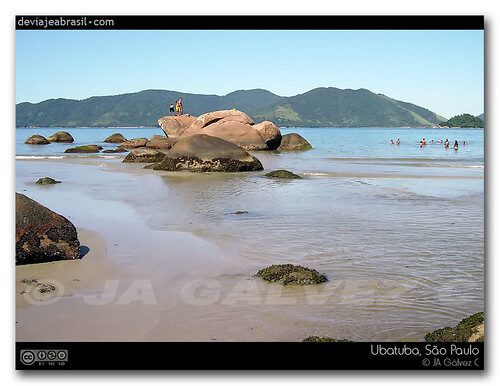 Praia de Ubatuba com rochas