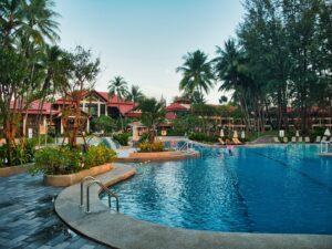 Resort tropical com piscinas