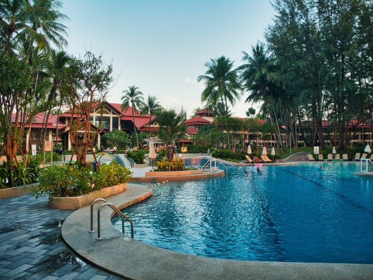 Resort tropical com piscinas