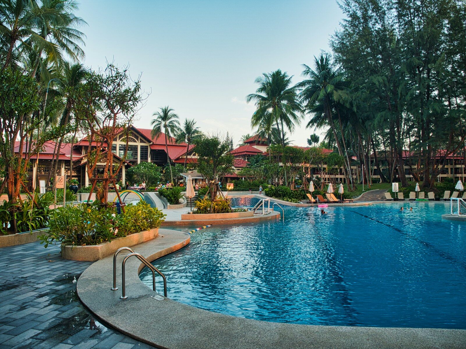 Resort tropical com piscinas
