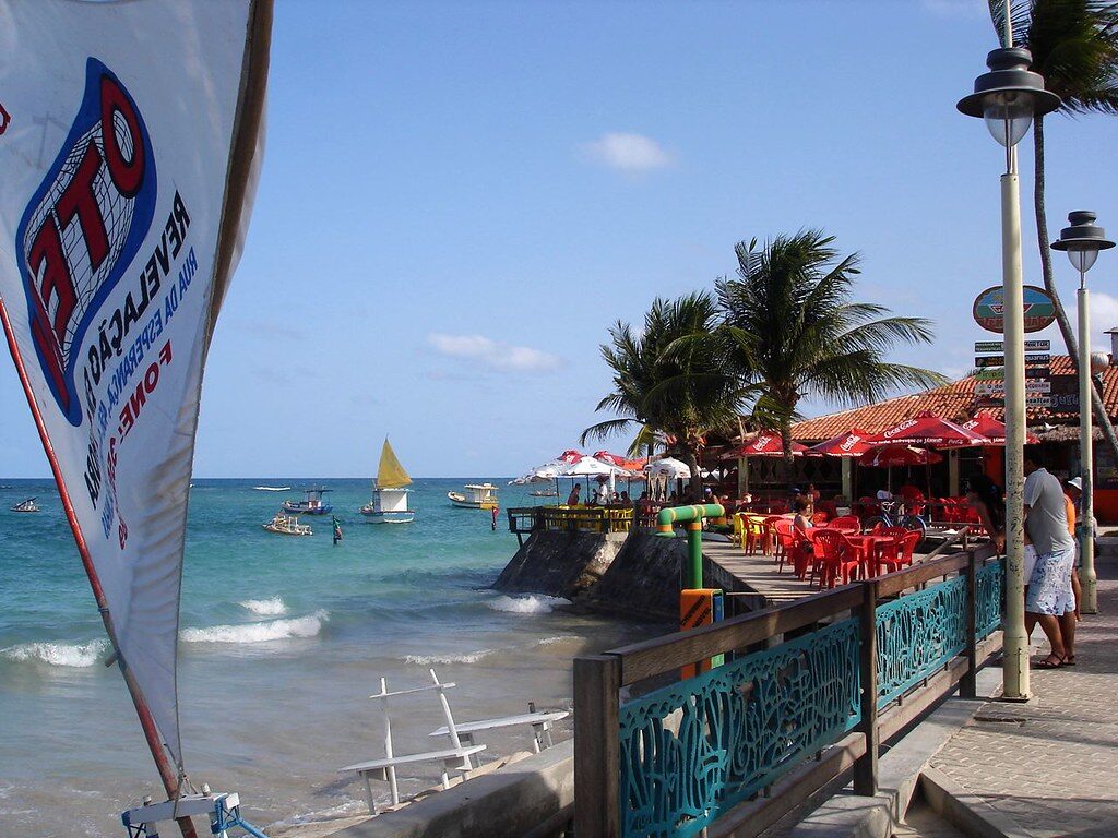 Praia brasileira ensolarada com bar