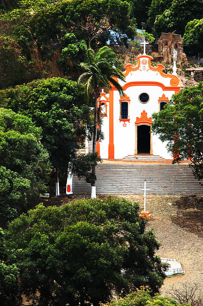Igreja branca com detalhes laranja