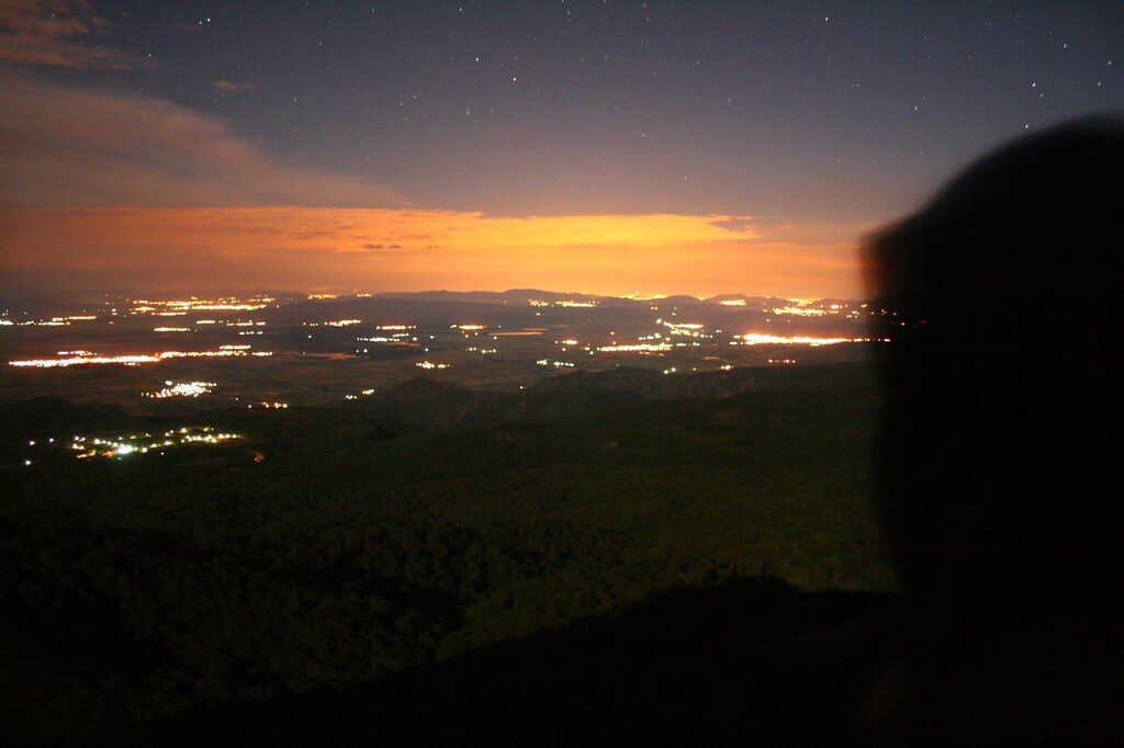 Paisagem noturna com luzes da cidade