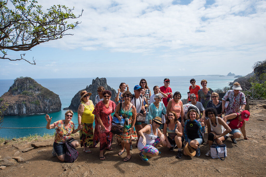 Grupo de pessoas em mirante costeiro