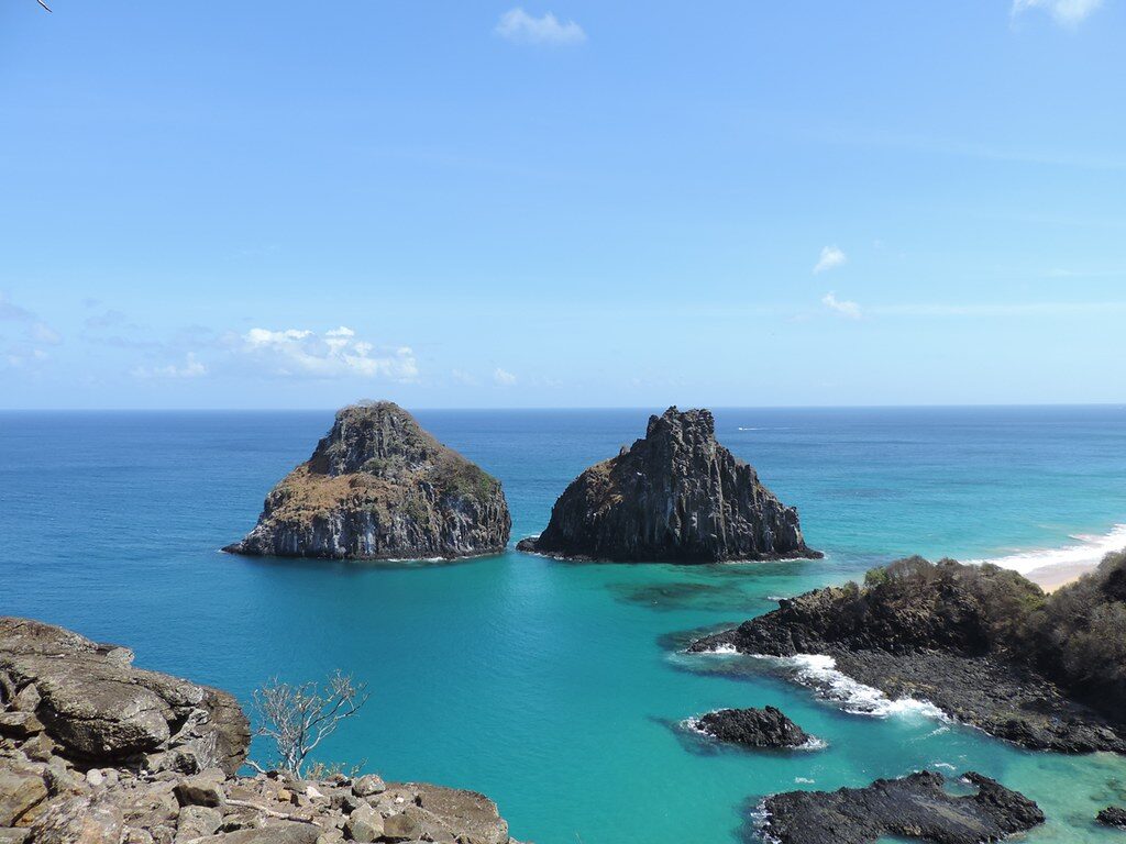 Dois rochedos no mar azul