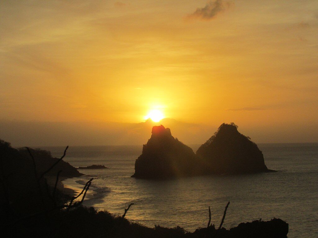 Pôr do sol sobre ilhas rochosas