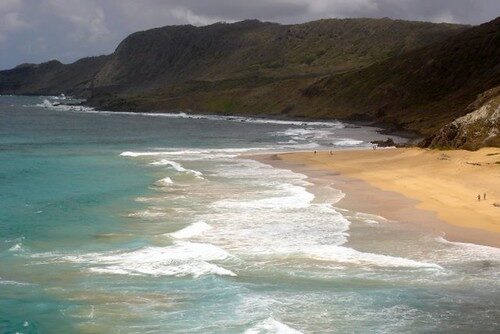 Praia, oceano e montanhas