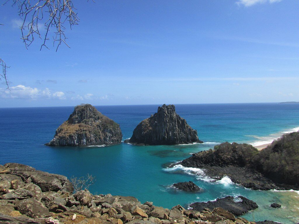 Dois rochedos no mar azul
