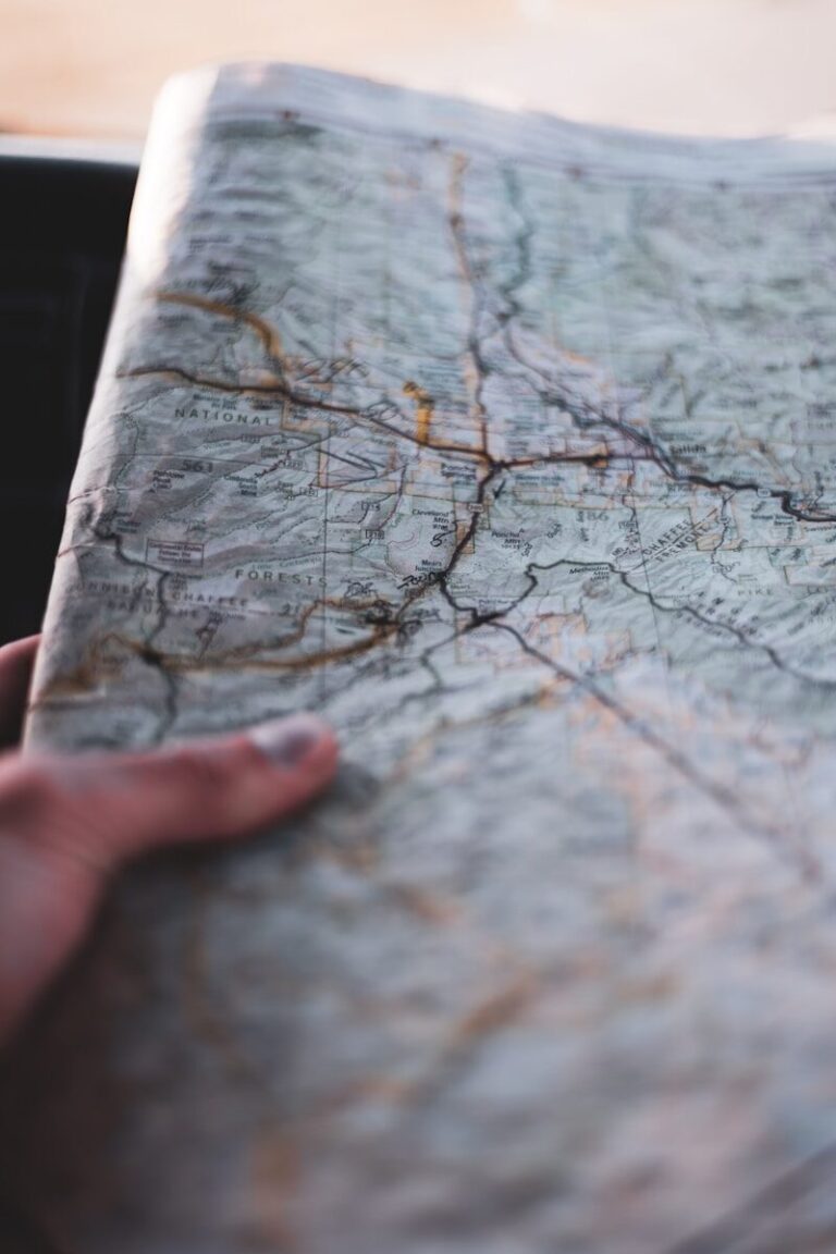 Mão segurando mapa de papel